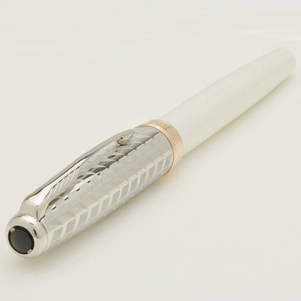 Красивая ручка Parker для красивой женщины